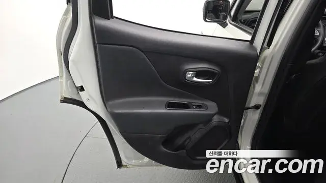 Jeep Renegade 2022 — Photo 27/35