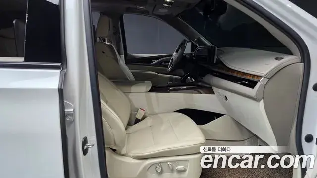 Cadillac Escalade 2021 — ფოტო 28/42