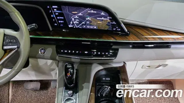 Cadillac Escalade 2021 — ფოტო 35/42