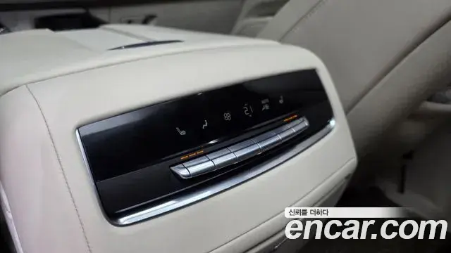 Cadillac Escalade 2021 — ფოტო 13/42