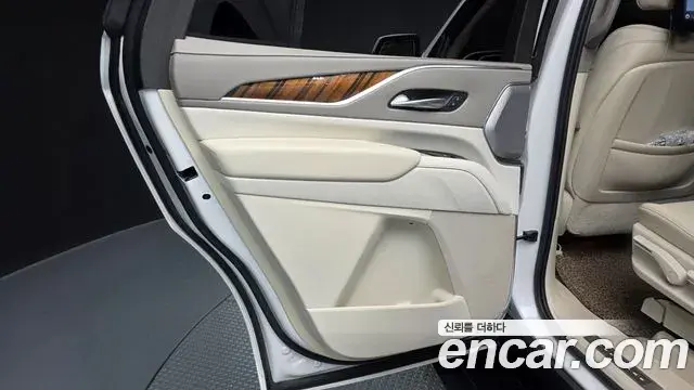Cadillac Escalade 2021 — ფოტო 23/42