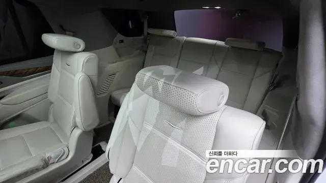 Cadillac Escalade 2021 — ფოტო 17/42