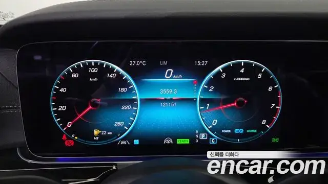 Mercedes-Benz E-Class 2021 — Photo 8/20