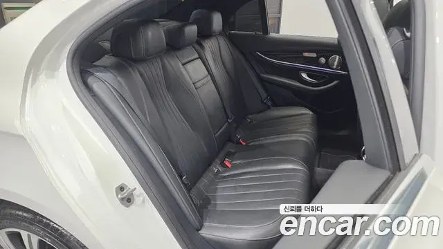 Mercedes-Benz E-Class 2021 — Photo 12/20