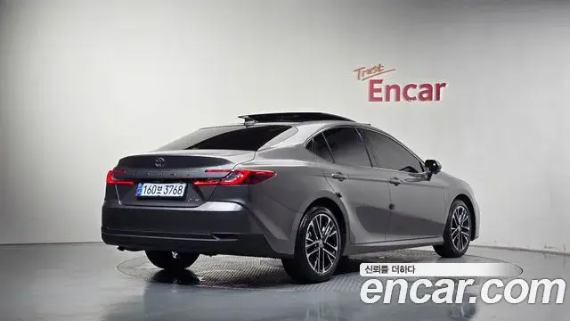 Toyota Camry 2025 — Photo 18/33