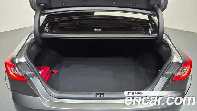 Toyota Camry 2025 — Photo 1/33
