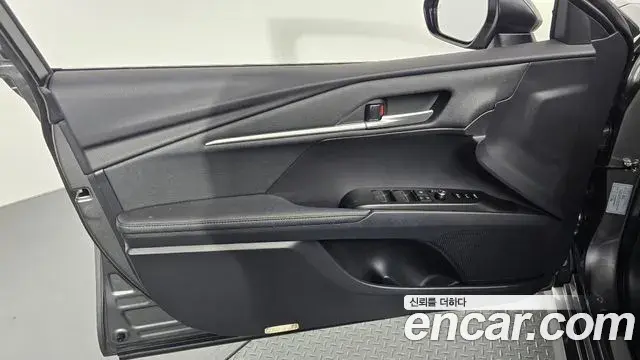 Toyota Camry 2025 — Photo 8/33
