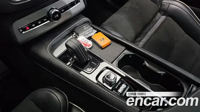Volvo XC90 2020 — Şəkil 15/41
