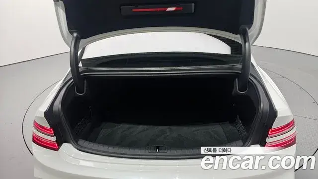 Genesis Electrified G80 2024 — Photo 17/20