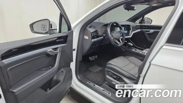 Volkswagen Touareg 2023 — Photo 36/37