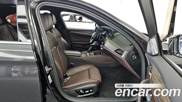 BMW 5 Series 2019 — Фото 11/20