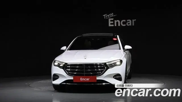 Mercedes-Benz E-Class 2024 — Photo 3/20