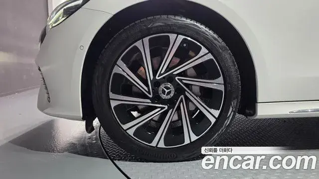 Mercedes-Benz E-Class 2024 — Photo 5/20
