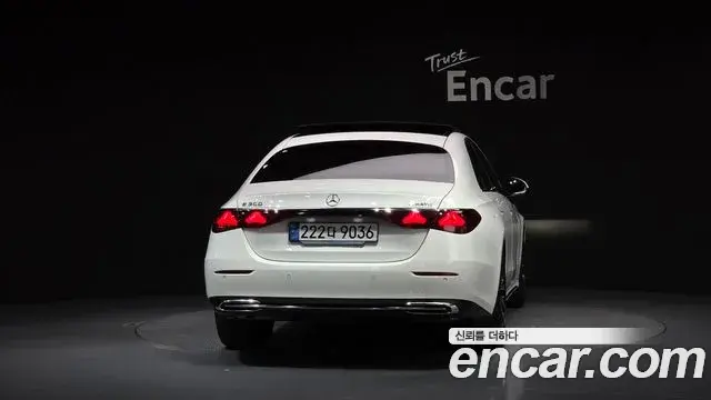 Mercedes-Benz E-Class 2024 — Photo 12/20