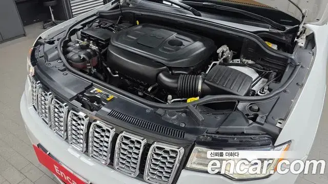 Jeep Grand Cherokee 2021 — Şəkil 25/31