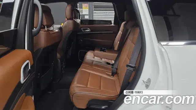 Jeep Grand Cherokee 2021 — Şəkil 22/31