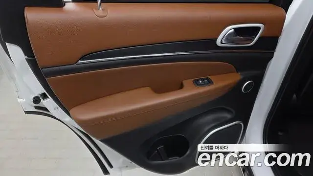 Jeep Grand Cherokee 2021 — Şəkil 10/31