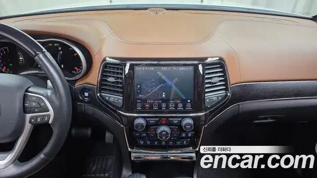 Jeep Grand Cherokee 2021 — Şəkil 17/31