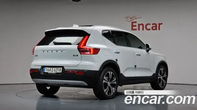 Volvo XC40 2021 — Фото 2/20