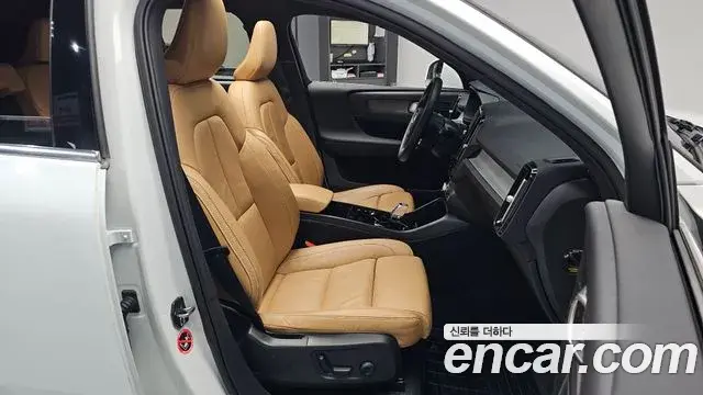 Volvo XC40 2021 — Фото 12/20