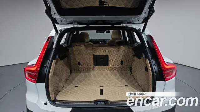 Volvo XC40 2021 — ფოტო 18/40