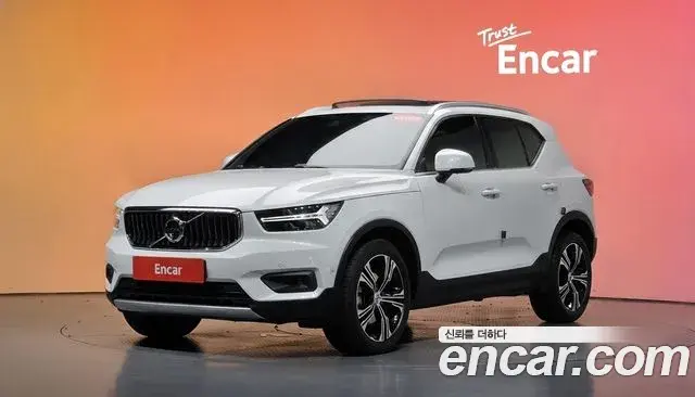 Volvo XC40 2021 — Фото 1/20