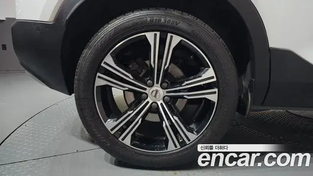 Volvo XC40 2021 — ფოტო 34/40