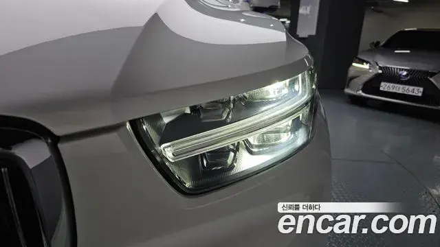 Volvo XC40 2021 — ფოტო 13/40