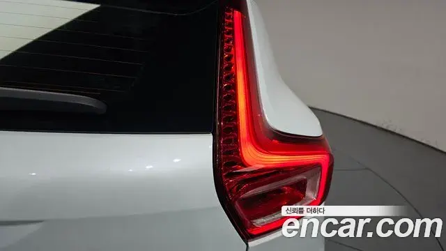 Volvo XC40 2021 — ფოტო 12/40