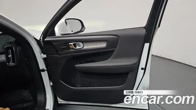 Volvo XC40 2021 — ფოტო 32/40