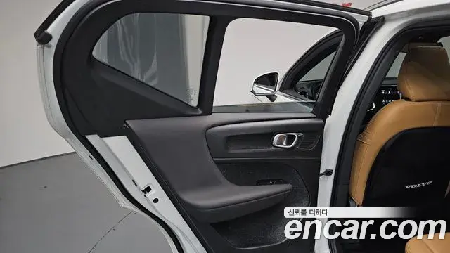 Volvo XC40 2021 — ფოტო 19/40