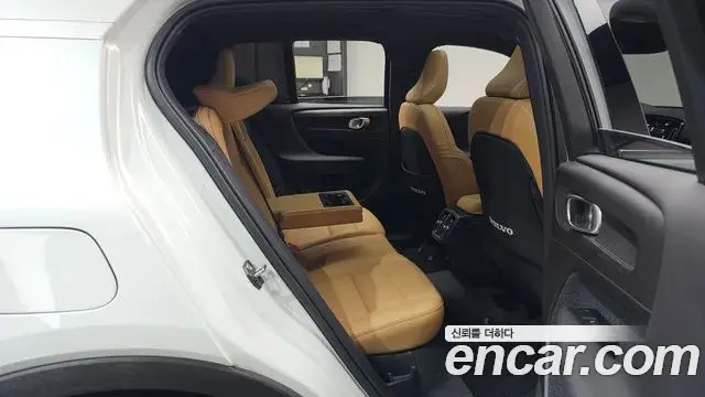 Volvo XC40 2021 — ფოტო 30/40