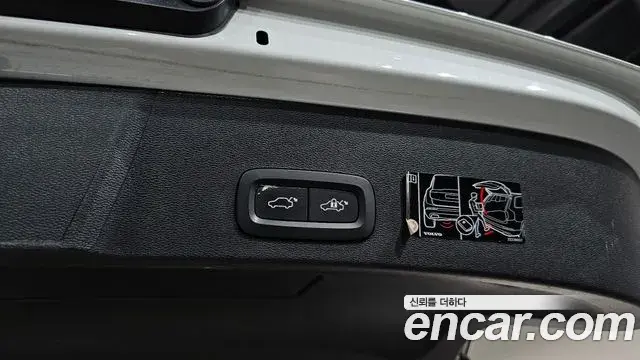 Volvo XC40 2021 — ფოტო 17/40