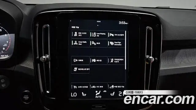 Volvo XC40 2021 — ფოტო 16/40