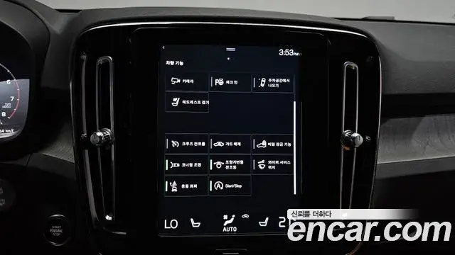 Volvo XC40 2021 — ფოტო 21/40