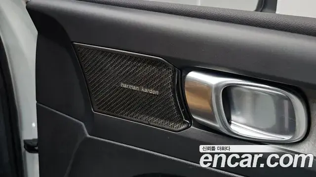 Volvo XC40 2021 — ფოტო 3/40