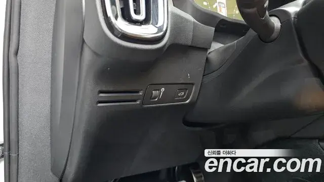 Volvo XC40 2021 — ფოტო 2/40