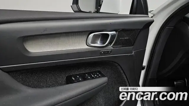 Volvo XC40 2021 — ფოტო 39/40