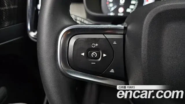 Volvo XC40 2021 — ფოტო 4/40