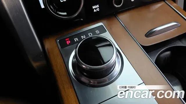 Land Rover Range Rover 2021 — ფოტო 15/20