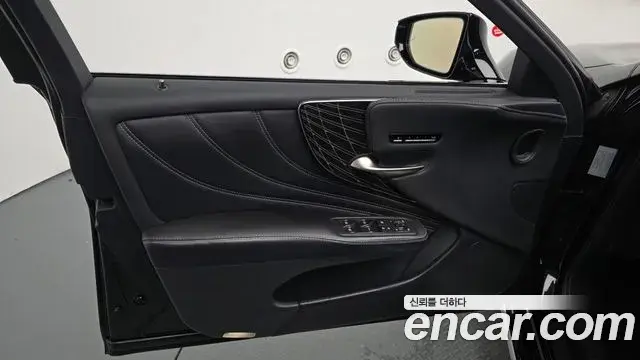 Lexus LS500h 2021 — ფოტო 32/42