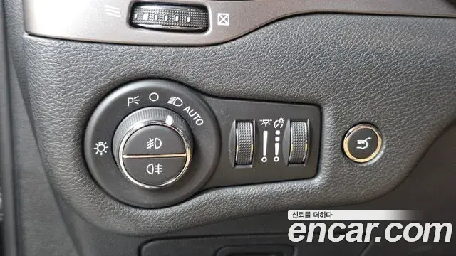 Jeep Cherokee 2021 — Фото 13/20