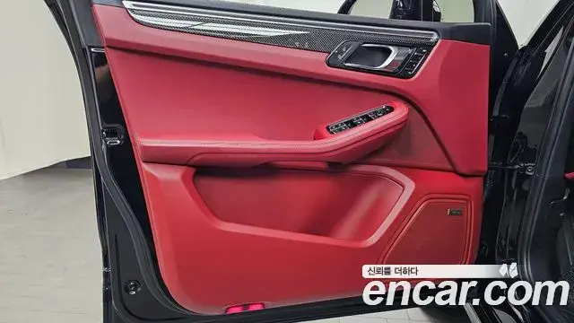 Porsche Macan 2023 — Photo 27/31