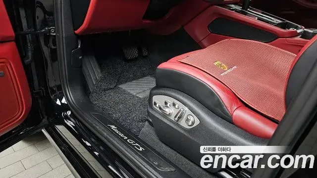Porsche Macan 2023 — Photo 29/31