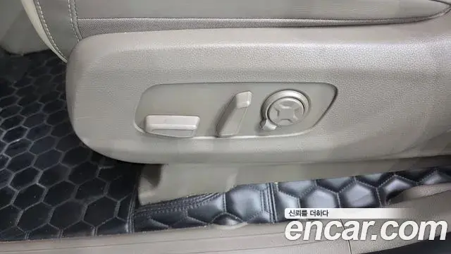 Kia Carnival 2024 — ფოტო 32/35