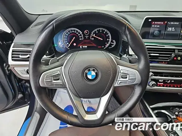 BMW 7 Series 2018 — Фото 8/20