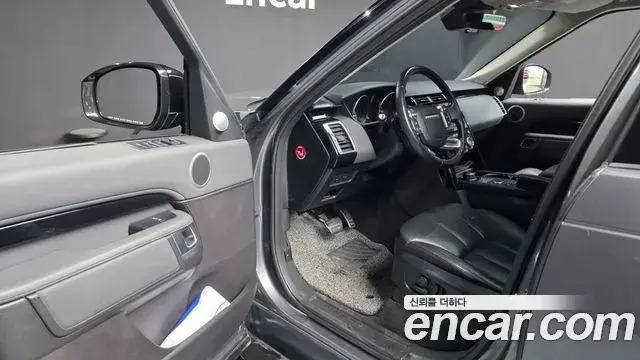 Land Rover Discovery 5 2018 — ფოტო 18/20