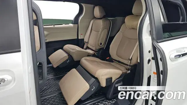 Toyota Sienna 2022 — ფოტო 28/37