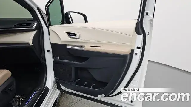 Toyota Sienna 2022 — ფოტო 33/37