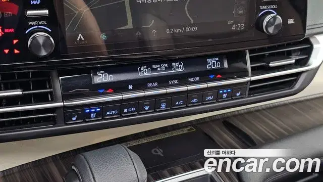 Toyota Sienna 2022 — ფოტო 34/37
